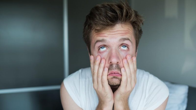 Rimedi rapidi per occhiaie: come combattere sonno e alcol in 7 (+4) mosse