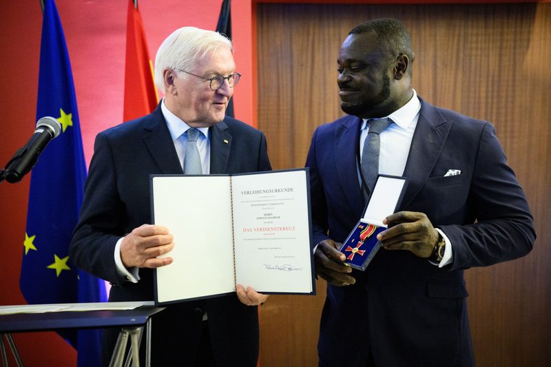 Gerald Asamoah wird für Engagement in Ghana mit Bundesverdienstkreuz ausgezeichnet