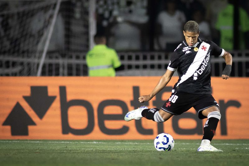 Cauan Barros preocupa Vasco com dores antes do clássico contra o Botafogo