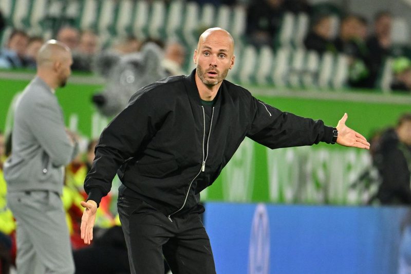 VfL Wolfsburg hält trotz Krise an Trainer Paul Simonis fest