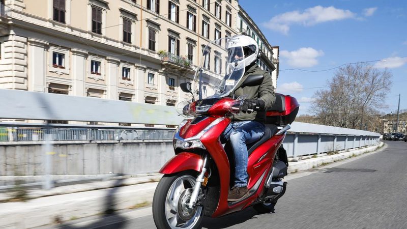 Crescita degli scooter in Italia, le moto continuano a soffrire
