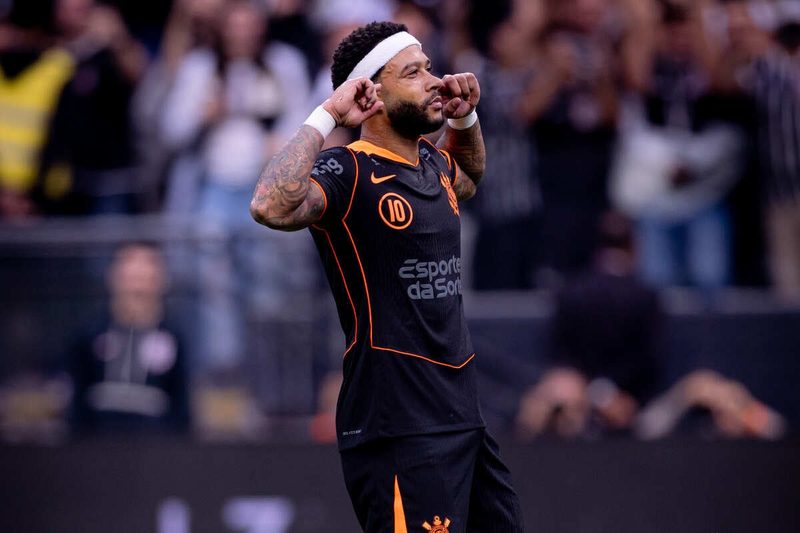 Memphis Depay reflete sobre mudanças no Corinthians após vitória sobre o Grêmio