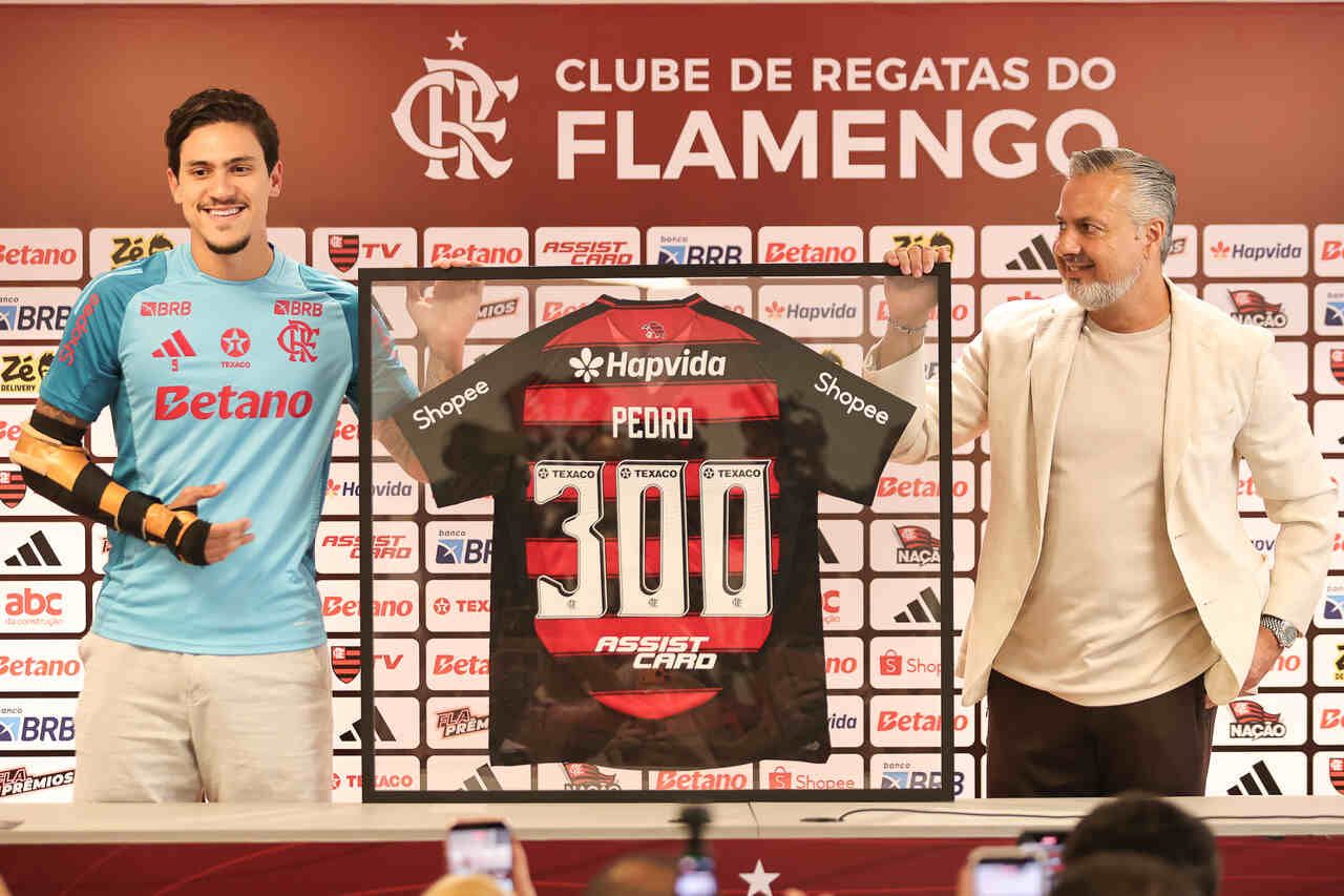Flamengo homenageia Pedro e Ayrton Lucas por marcos históricos no clube