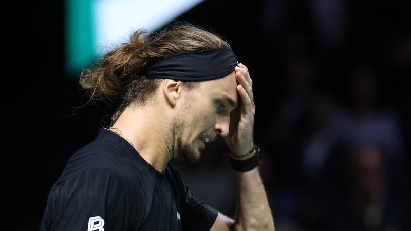 Zverev scheitert chancenlos in Paris und kämpft mit Verletzungen vor den ATP-Finals