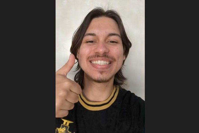Torcedor do Vasco cumpre promessa e corta cabelo em São Januário na CazéTV