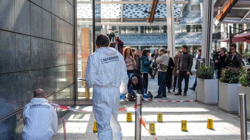 Aggressione a Milano: donna accoltellata in piazza Gae Aulenti, è grave