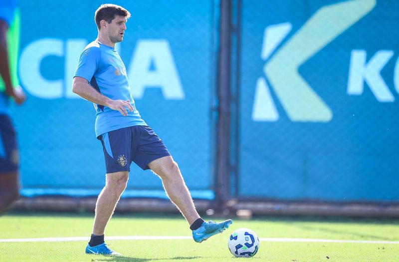 Mano Menezes define time do Grêmio com novidades para duelo contra o Cruzeiro