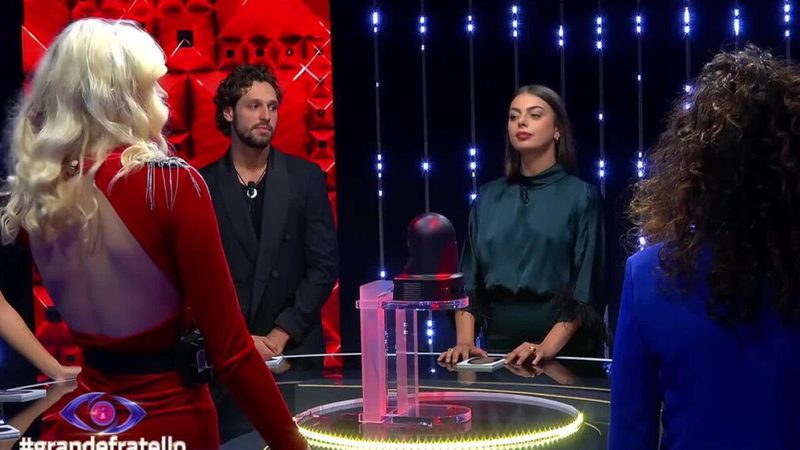 Scontro in diretta al Grande Fratello: Valentina e Benedetta ai ferri corti