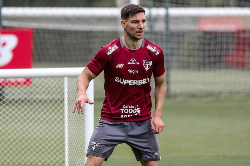 São Paulo pode contar com Cédric contra o Flamengo após treino completo