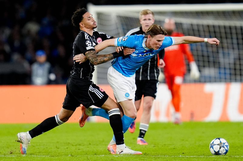 Frankfurt sichert sich Punkt in Neapel – Arsenal bleibt in der Champions League makellos