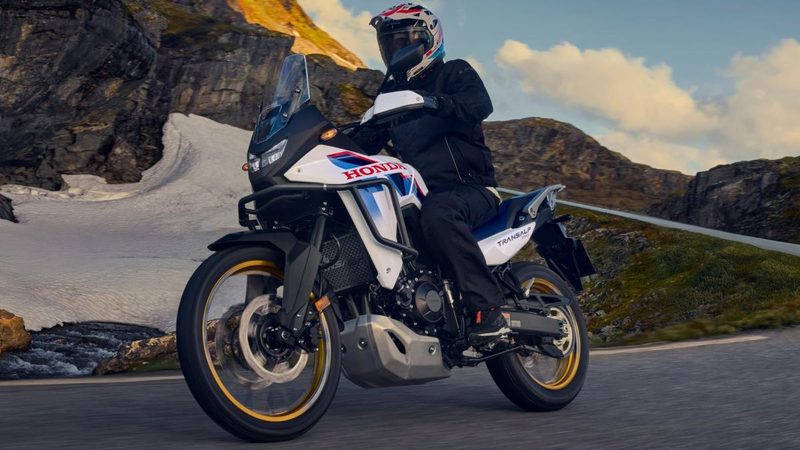 Honda rivoluziona la CB750 Hornet e la XL750 Transalp con la E-clutch dal 2026