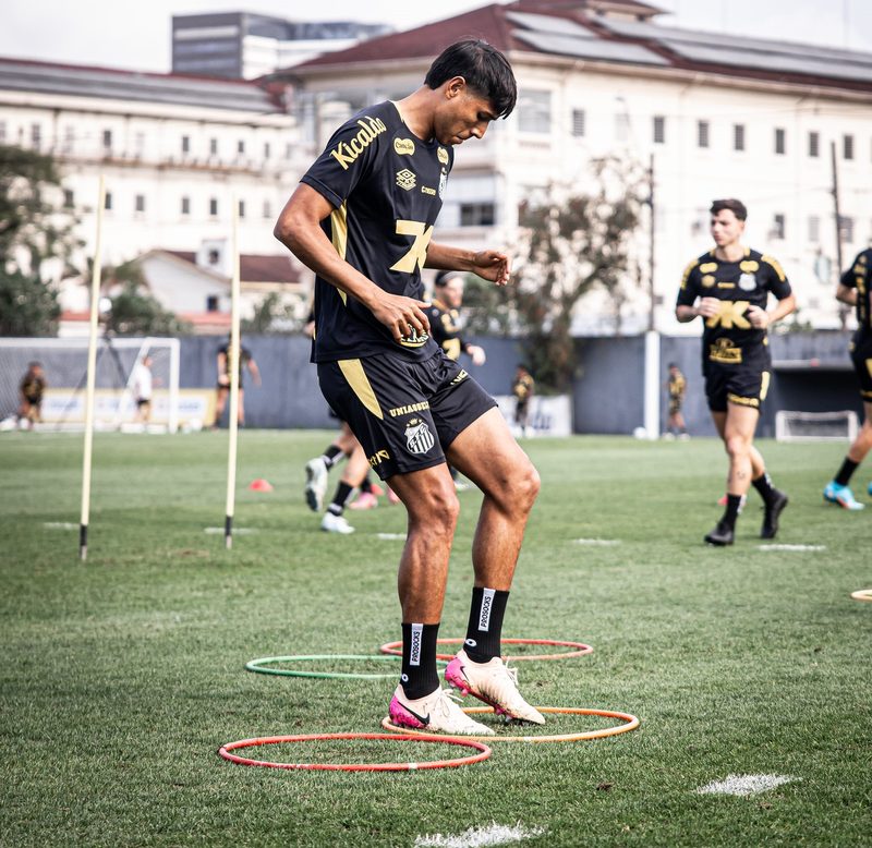Santos se reapresenta com retorno de Alexis Duarte e foca no duelo decisivo contra o Vitória