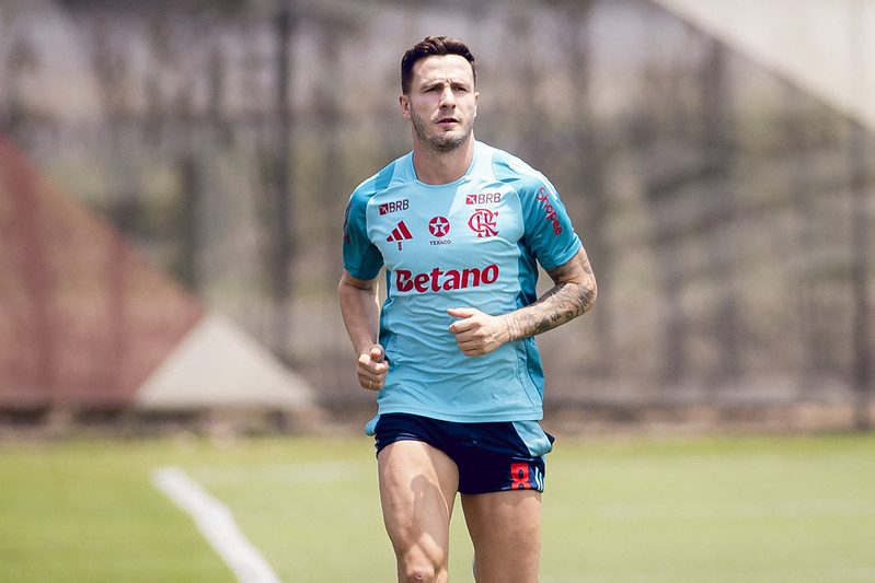Cebolinha pode desfalcar Flamengo contra o Palmeiras; trio retorna aos treinos