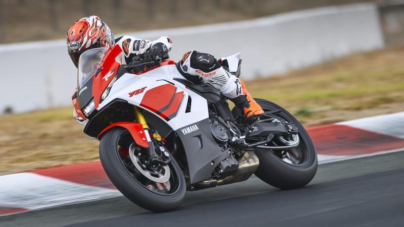 La nuova Yamaha R7 2026: sportività e tecnologia si uniscono per i piloti di domani