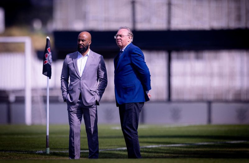 Corinthians enfrenta desafios financeiros e políticos na preparação para 2026