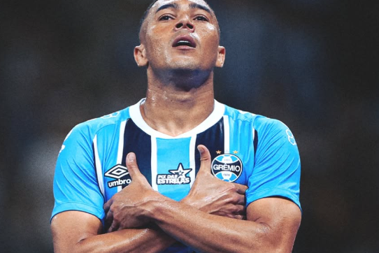 Carlos Vinícius brilha em vitória do Grêmio e destaca evolução da equipe