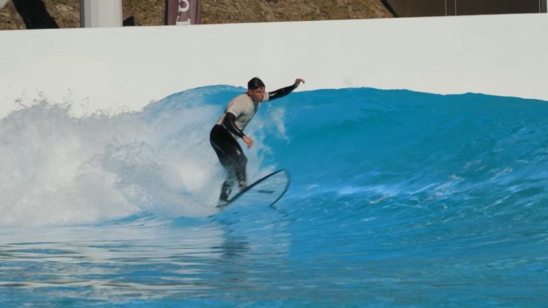 Rhove esplora le onde perfette di Alaia Bay: il surf diventa un'arte