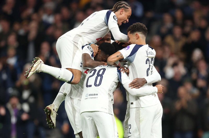 Tottenham goleia Copenhagen e Richarlison perde pênalti em vitória contundente