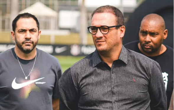 Corinthians anuncia demissão de Alex Brasil após pressão na base