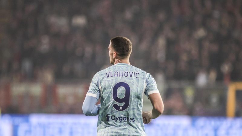 Rinnovo Vlahovic: la Juventus cerca un accordo ma il futuro è incerto