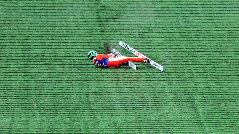 Nach schweren Stürzen: Skispringerinnen erleiden Verletzungen bei Olympia-Generalprobe