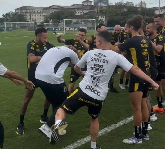 Neymar se diverte e 'vinga' filha após bolada em clássico entre Santos e Corinthians