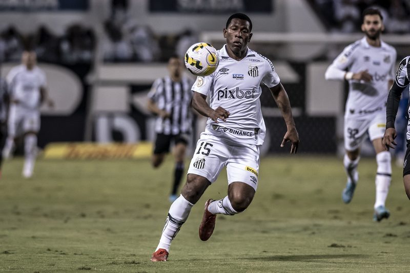 Bryan Angulo, ex-atacante do Santos, é alvo de atentado no Equador