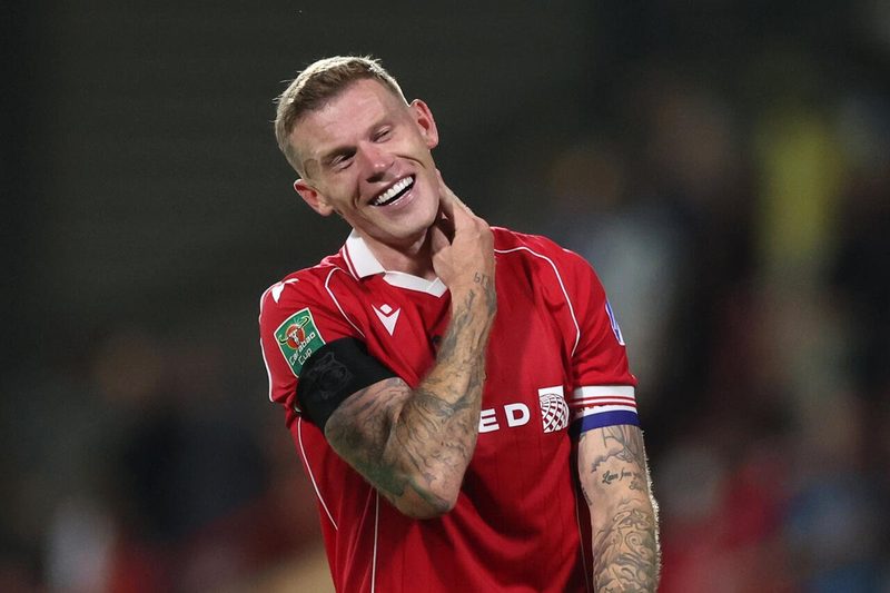 Confusão entre James McClean e torcedor do Cardiff City antes da Copa da Liga Inglesa