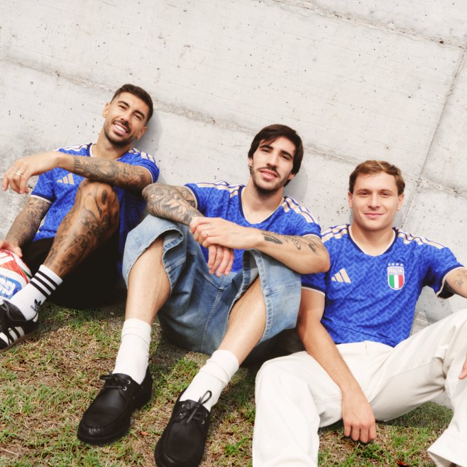 Adidas presenta le maglie del Mondiale 2026: l'Italia omaggia il 2006