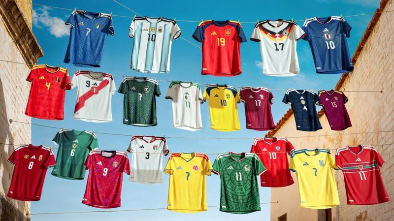 La nuova maglia dell'Italia celebra i vent'anni dal trionfo del 2006