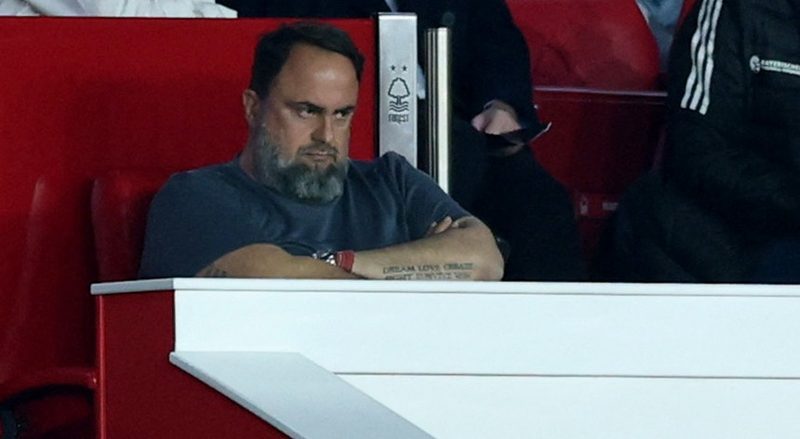 Crystal Palace enfrenta acusações por faixa provocadora contra Marinakis em jogo da Premier League