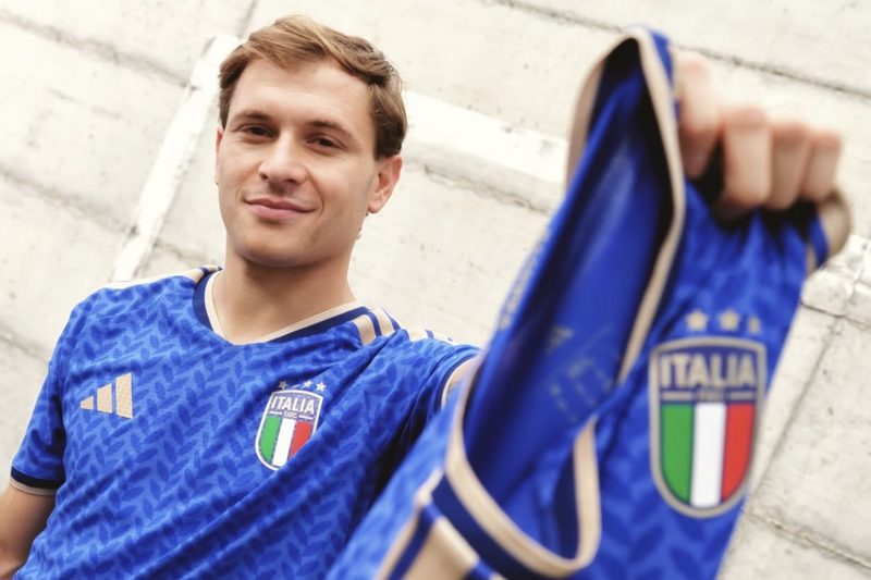 Svelata la nuova maglia dell'Italia: un omaggio ai 20 anni della vittoria del 2006