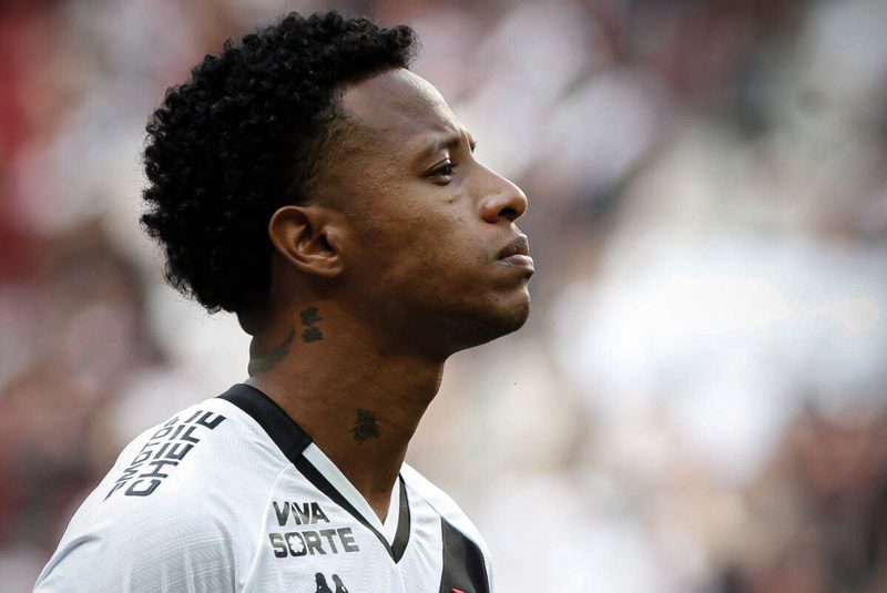 Vasco enfrenta Botafogo com três jogadores pendurados e desfalques significativos