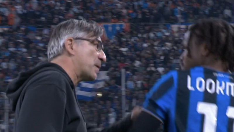 Lookman si infuria per il cambio: diverbio con Juric durante la partita