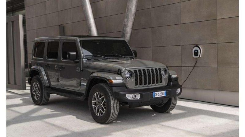 Stellantis richiama 375mila Jeep ibride plug-in per rischio incendio delle batterie