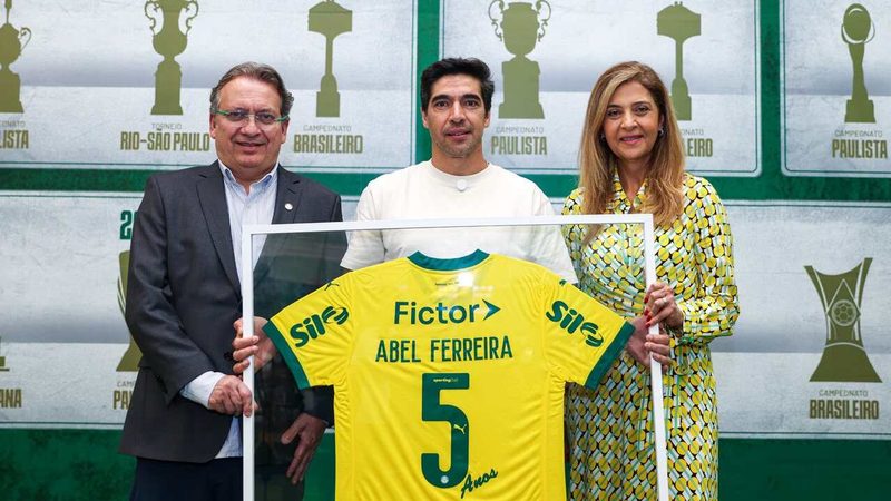 Abel Ferreira completa cinco anos no Palmeiras e é homenageado na Academia de Futebol