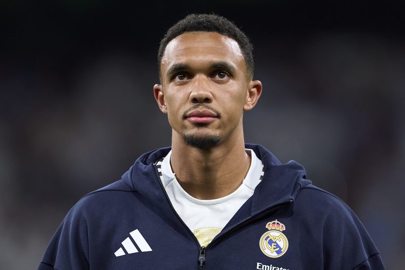 Trent torna a Liverpool tra fischi e il gelo di van Dijk: "Non l’ho salutato"