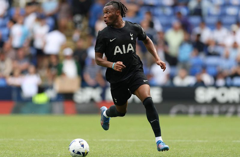 Ameaças e extorsão: jogador do Tottenham, Destiny Udogie, é alvo de agente criminoso