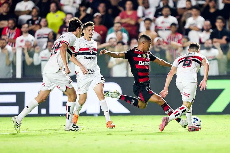 Empate emocionante entre São Paulo e Flamengo agita a Vila Belmiro