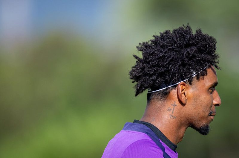 Hugo Souza critica árbitra Edina Alves após derrota do Corinthians para o RB Bragantino