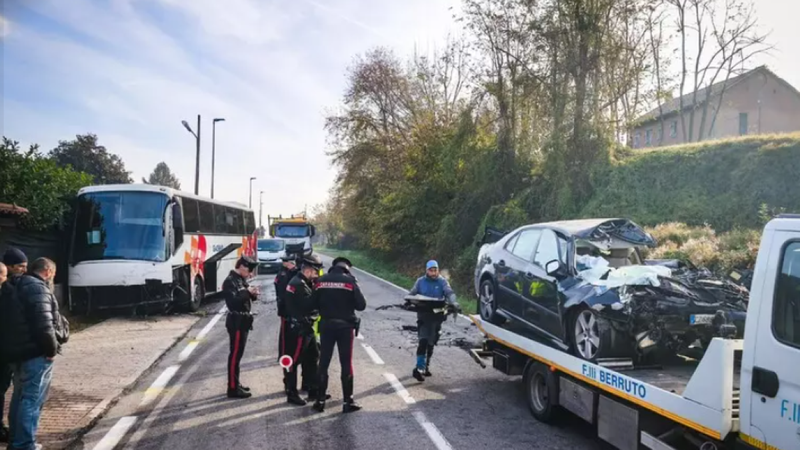 Tragedia ad Arignano: scontro tra bus scolastico e auto, un morto e 20 feriti