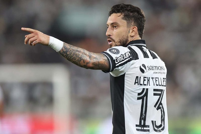 Alex Telles comemora pênalti decisivo após erro na Copa do Brasil e desabafa: "Me cobrei muito"