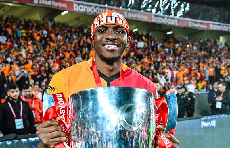 L'allenatore del Galatasaray esalta Osimhen: "Mentalità vincente e passione"