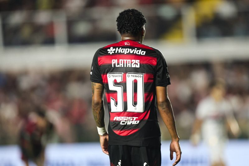 Expulsões de Gonzalo Plata geram preocupação e multa no Flamengo
