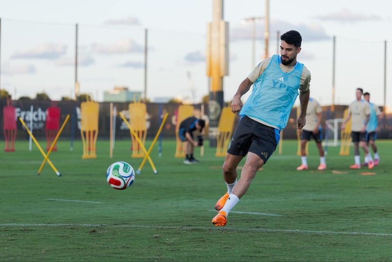 Argentina convoca Flaco López e Messi para amistoso contra Angola