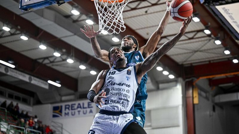 Sassari conquista la prima vittoria con Johnson, Cremona supera Trento in volata