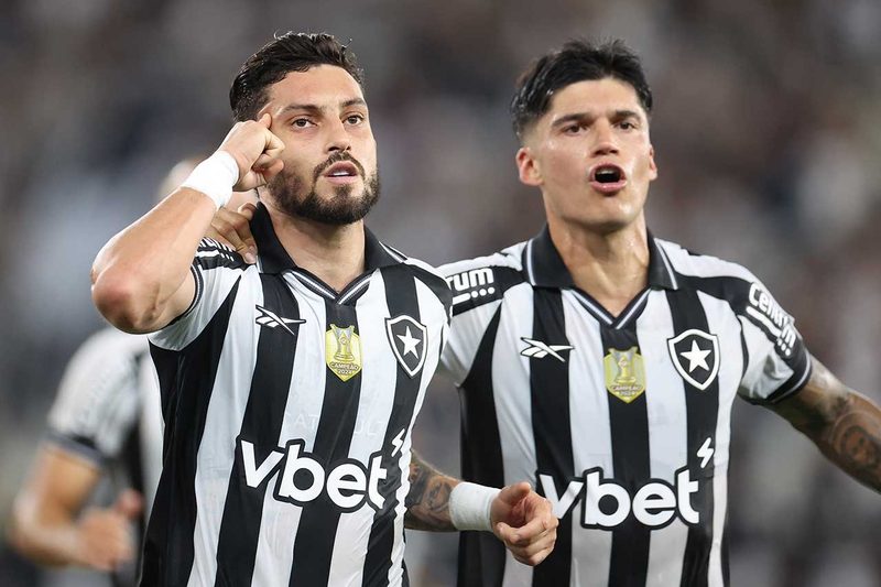 Botafogo brilha no Nilton Santos, derrota Vasco e se aproxima do G5 do Brasileirão