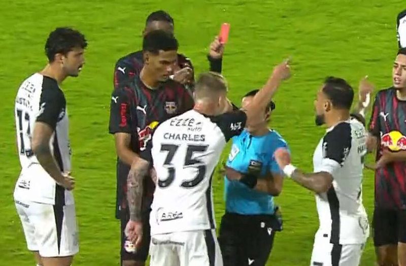 Áudio do VAR revela polêmica expulsão de Charles do Corinthians contra o Bragantino