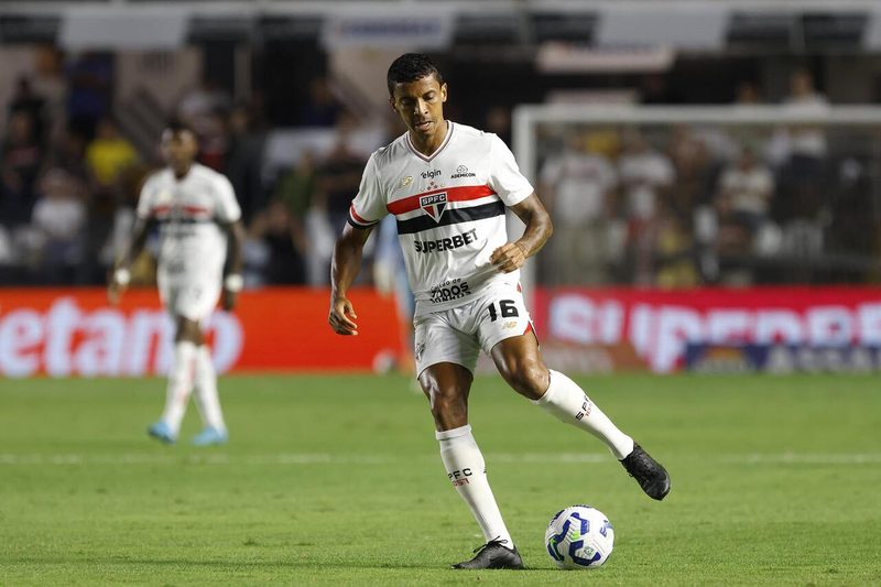 Luiz Gustavo prioriza São Paulo e adia decisão sobre aposentadoria até o fim do Brasileiro