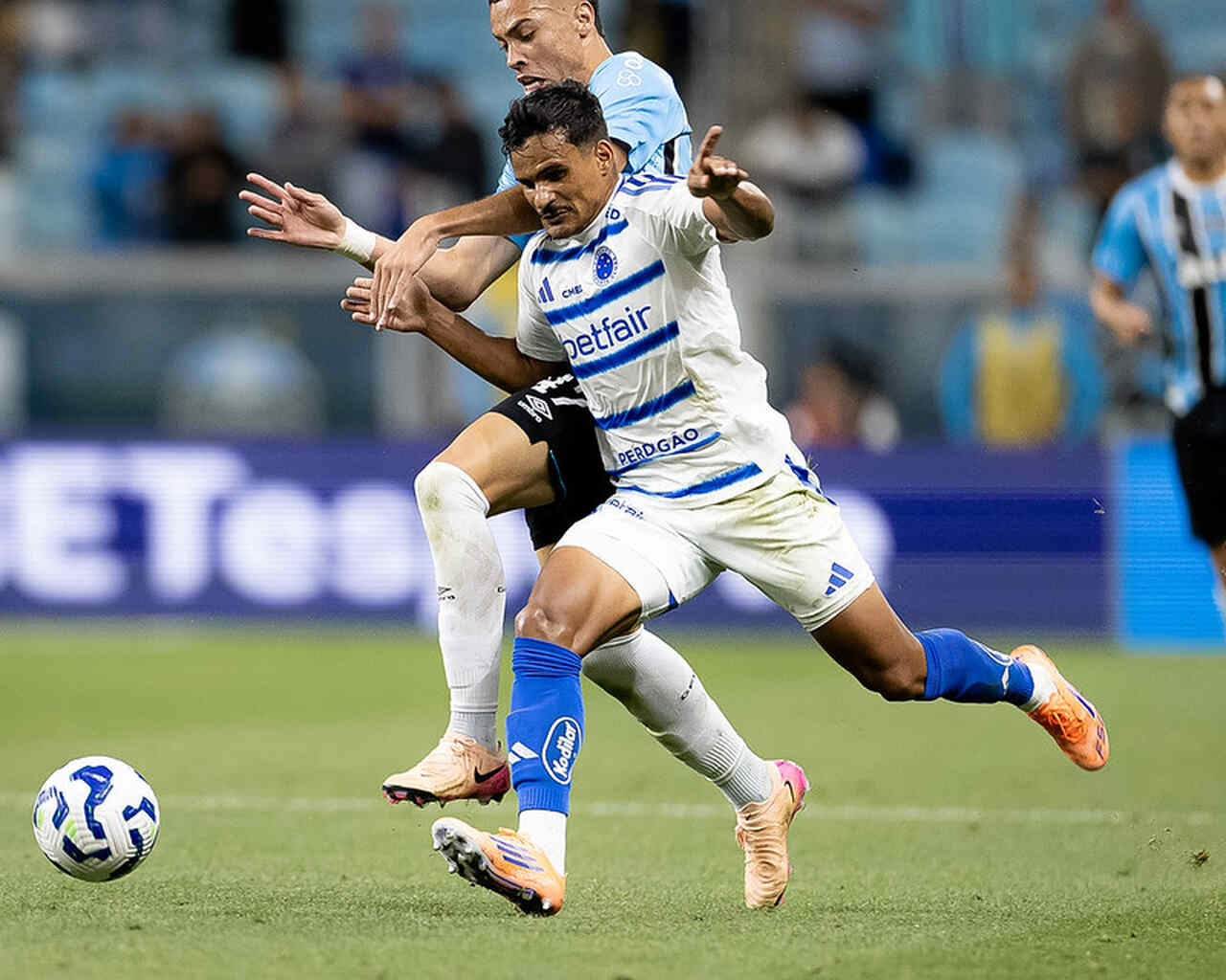 Cruzeiro vence Grêmio com gol de Fabrício Bruno e mantém esperança no Brasileirão